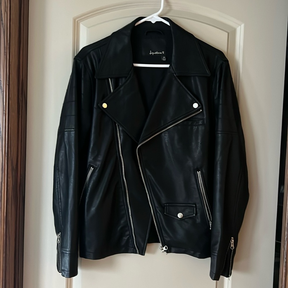 LIKE NEW! Signature 8 Faux leather “moto” jacket!! Black size S/M
